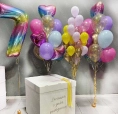 Композиция разноцветных шаров с коробкой-сюрприз