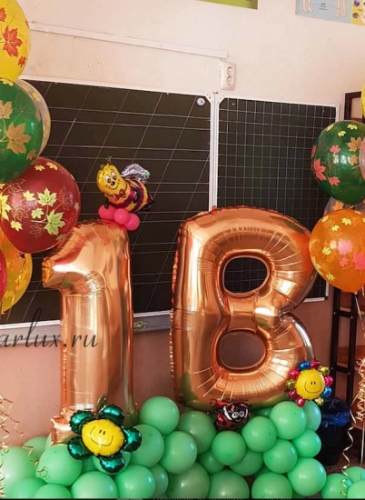 Что лучше выбрать для украшения класса к 1 сентября - гирлянды, шары или помпоны?